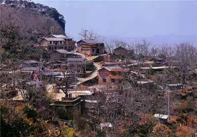 墨江岩子营，建在巨石上的哈尼族村寨
