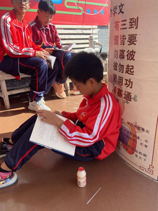 关爱留守儿童 营造书香校园 普洱市图书馆在行动