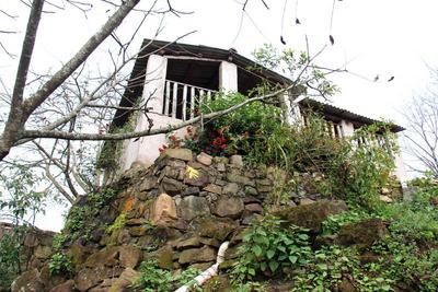 墨江岩子营，建在巨石上的哈尼族村寨