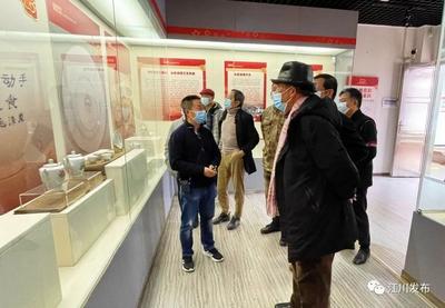 云南省文史研究馆专家学者到唐淮源将军纪念馆采风 