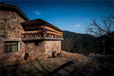 墨江岩子营，建在巨石上的哈尼族村寨