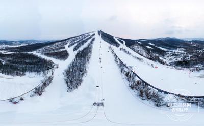 吉鏡頭丨航拍長春廟香山滑雪場 游客在雪中暢快滑行