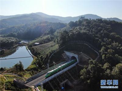 “飞阅”中老铁路中国段 “巨龙”飞驰在画中