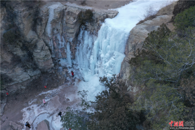 山西太原：天龍山景區現冰瀑掛山壁景觀