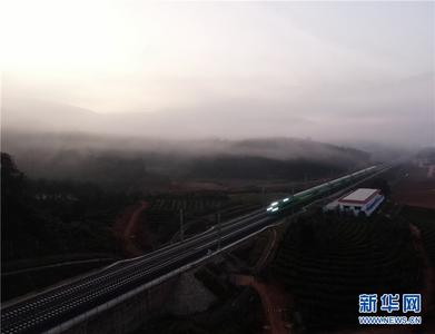 “飞阅”中老铁路中国段 “巨龙”飞驰在画中