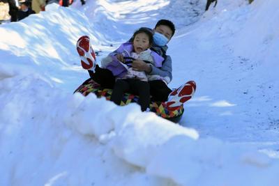 “冰雪嘉年华欢乐趴”就快来了！一起去轿子雪山乐开花呀~