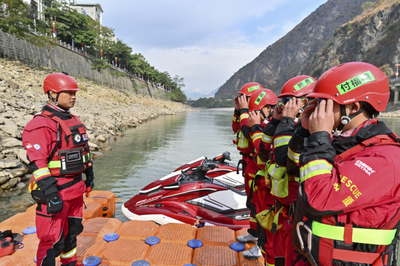 “橙”风破浪——水上消防演练为怒江皮划艇赛事保驾护航