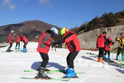 “冰雪嘉年华欢乐趴”就快来了！一起去轿子雪山乐开花呀~