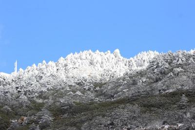 “冰雪嘉年华欢乐趴”就快来了！一起去轿子雪山乐开花呀~