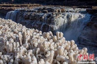 黄河壶口瀑布现流凌冰挂景观