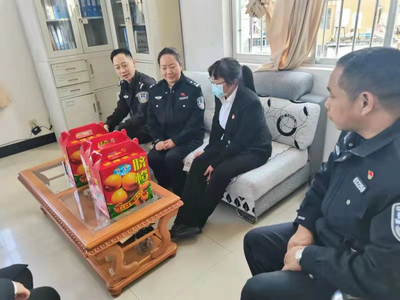 绿春县总工会慰问疫情防控一线强边固防队员