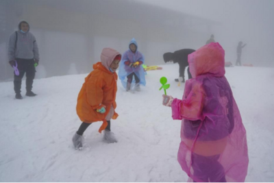 山上赏雪 山中戏雪 山下滑雪 轿子雪山第三届户外冰雪嘉年华活动开幕！