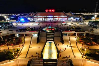 夜幕下的宁洱站，更加美丽迷人！