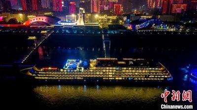 长江新一代高端游轮在武汉首航