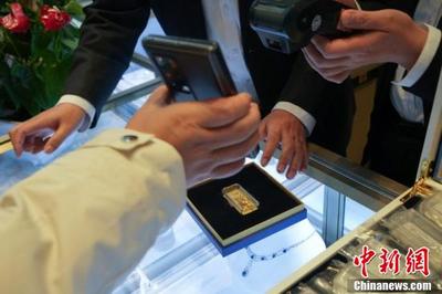 北京2022年冬奥会特许商品冰雪竞技金条、冰雪竞技银条套装发布