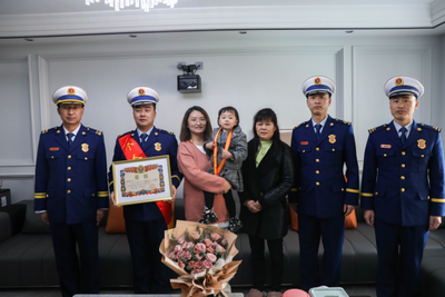 新年“喜报”送家门