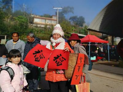 写春联、送福字……在普洱过大年，满是红红火火的祝福！  