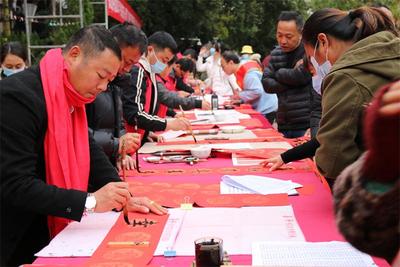 写春联、送福字……在普洱过大年，满是红红火火的祝福！  
