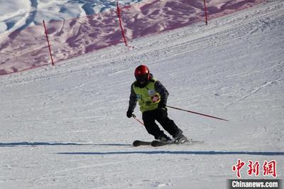 首届新疆阿勒泰滑雪节暨十六届人类滑雪起源地纪念日开幕