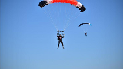 红河又有新玩法！快来体验4000米高空跳伞的刺激！