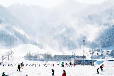 游客滑雪热情不断升温 雪场安全需保障