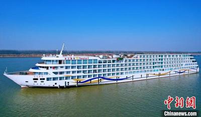 长江新一代高端游轮在武汉首航