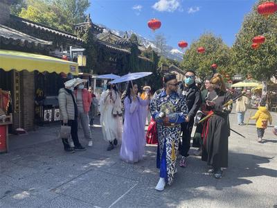 “走读中国之外国人过中国年”大理vlog采风活动到天龙八部影视城拍摄