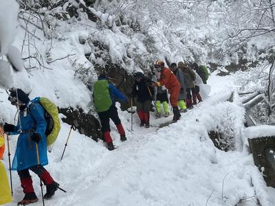 暖心！雨崩村20公里山路风雪接力 德钦消防全程护送40余名滞留游客安全下山