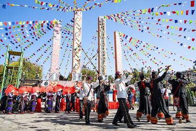 图集｜阳光明媚易出行 民族村里把年闹