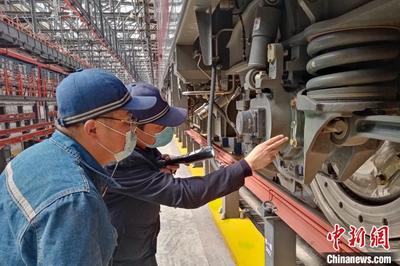 “借用”复兴号整备设施 拉萨旅客列车首次实现 “一体化”整备