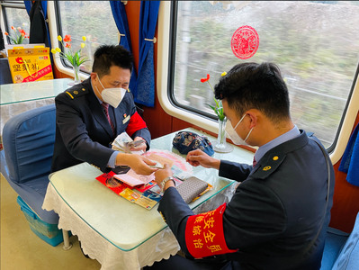 旅客遗失价值10余万元物品 云南铁路列车长帮助物归原主