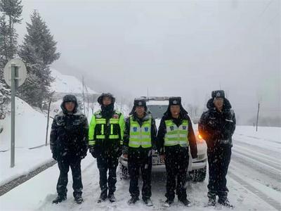 迪庆大雪多路段积雪结冰，交警全力以赴保障道路交通安全