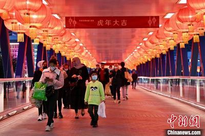 新冠疫情下香港市民欢度“港味”中国年