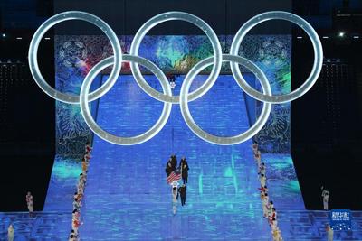 北京冬奥会开幕式举行 “冰雪五环”破冰而出