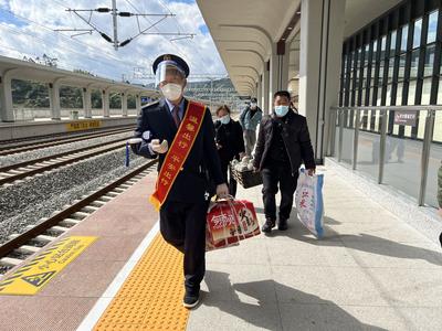 云南：春节假期第二天铁路客流平稳 各方向余票充足  