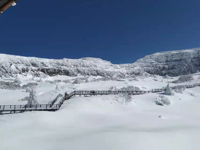 今日立春：轿子雪山天朗气清、静谧安详