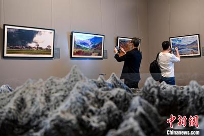 林芝风情摄影展广州开幕 百余幅照片再现“人间净地”
