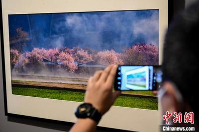 林芝风情摄影展广州开幕 百余幅照片再现“人间净地”