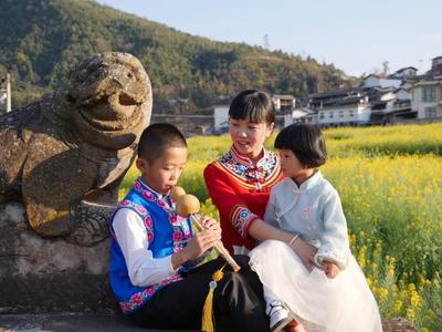 云南楚雄牟定：乡村尽披“黄金甲”  油菜花海醉游人