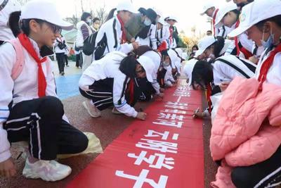 弘扬雷锋精神  共筑美好家园  云附学子捡拾垃圾保护母亲河