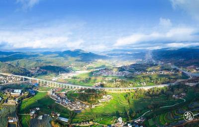 今天，新楚大高速公路建成通车!