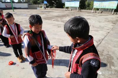 通海县四寨小学：非遗传承进校园 课间跳起彝族舞