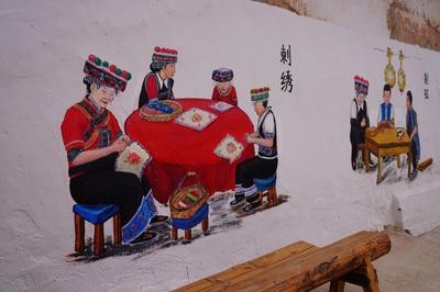 楚雄牟定：“大手笔”绘制壁画 扮靓美丽乡村“容颜” 