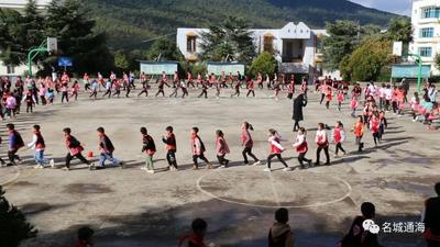通海县四寨小学：非遗传承进校园 课间跳起彝族舞