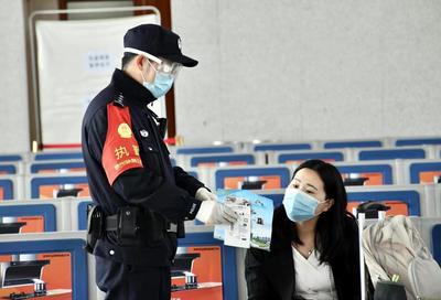 各地铁路公安机关进站上车开展全民国家安全教育日宣传