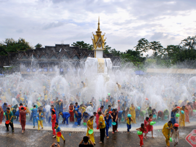 早安云南 | 炫美雨林四月天，云上泼水共狂欢