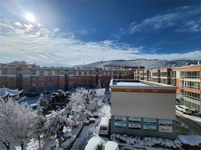 四月的香格里拉，又闯入了冰雪世界