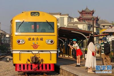 春和景明 三趟米轨小火车带你体验滇南“慢时光”