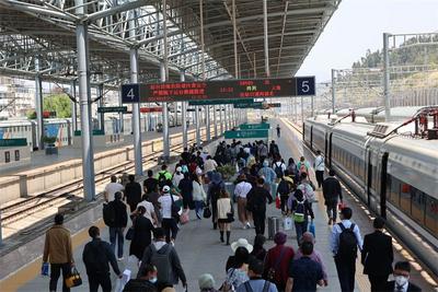 预计发送旅客86万人次 云南铁路“五一”假日运输启动