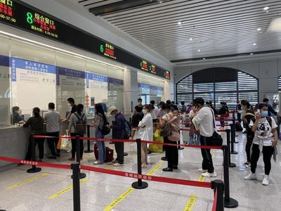 云南铁路“五一”长假首日发送旅客16.4万人次 二日预计发送10万人次